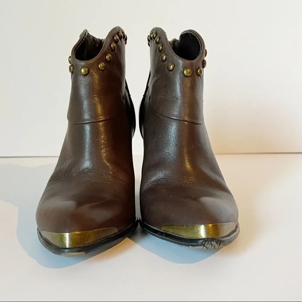 B. Makowski Quincy Ankle Booties